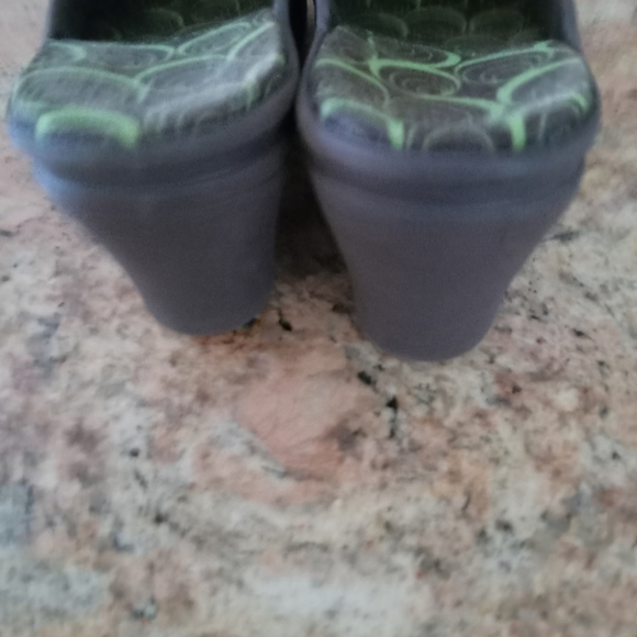 Shoes - Picture 5 of 6